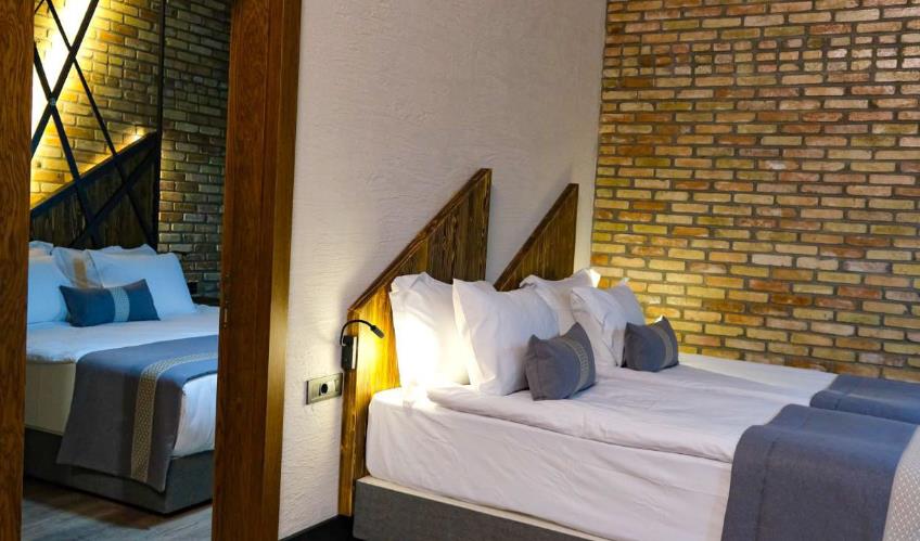 En fazla 4 yetişkin + 1 bebek (0-2 yaş).