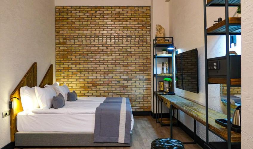 En fazla 2 yetişkin + 1 bebek (0-2 yaş).