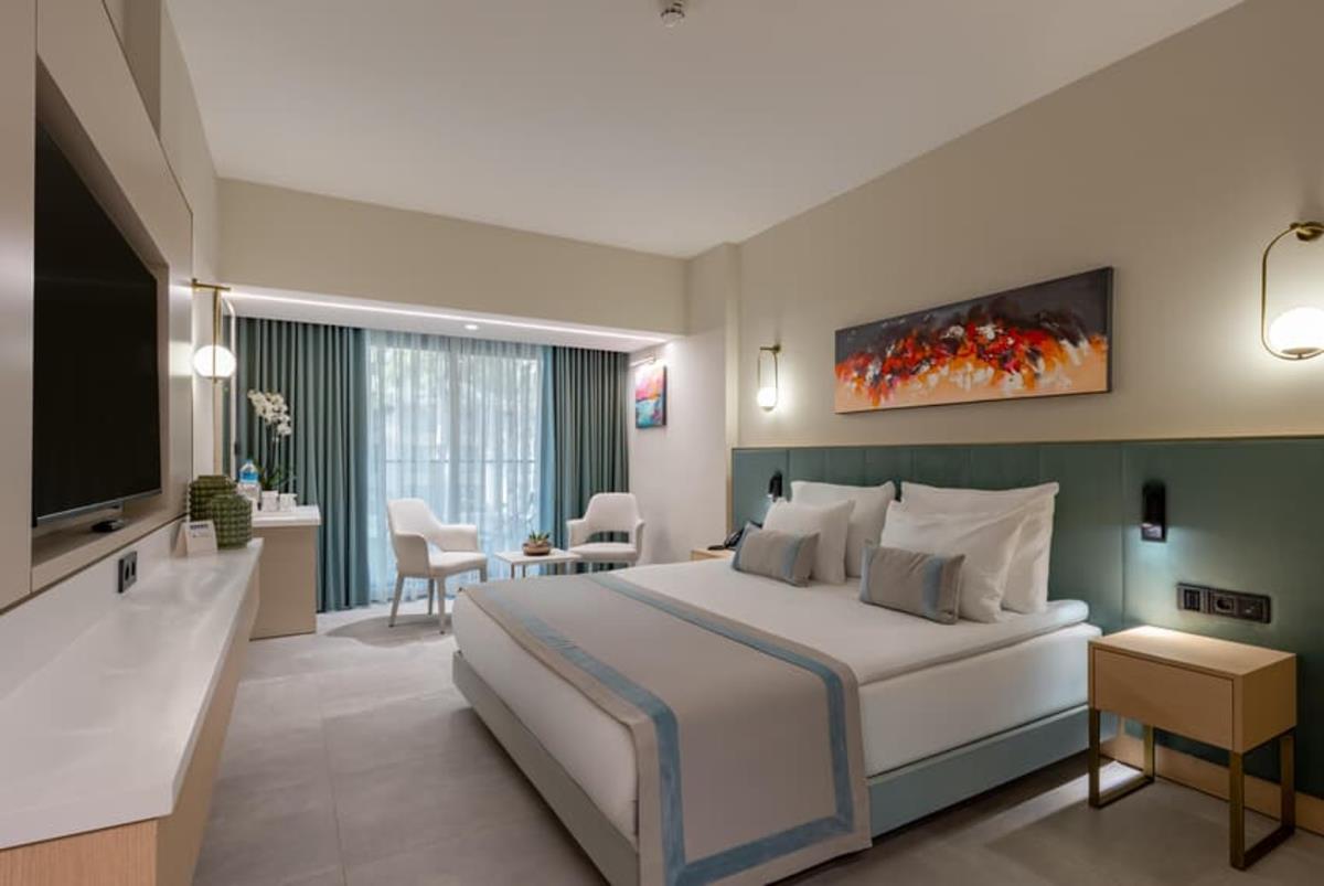 En az 4 yetişkin, En fazla 4 yetişkin + 1 çocuk.