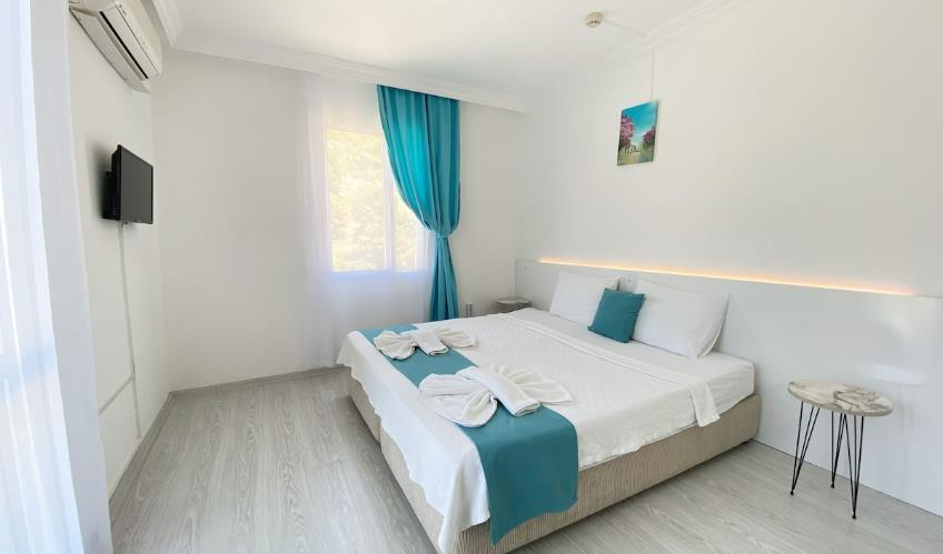 En fazla 2 yetişkin + 1 bebek (0-2 yaş).