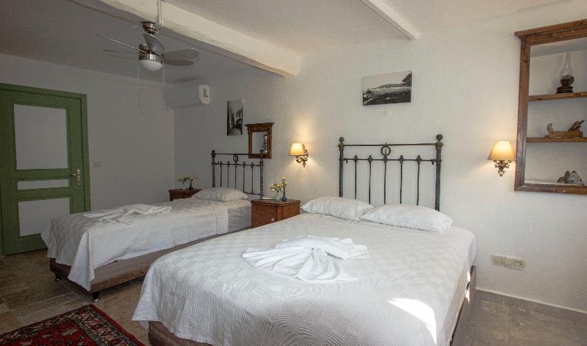 En fazla 3 yetişkin.