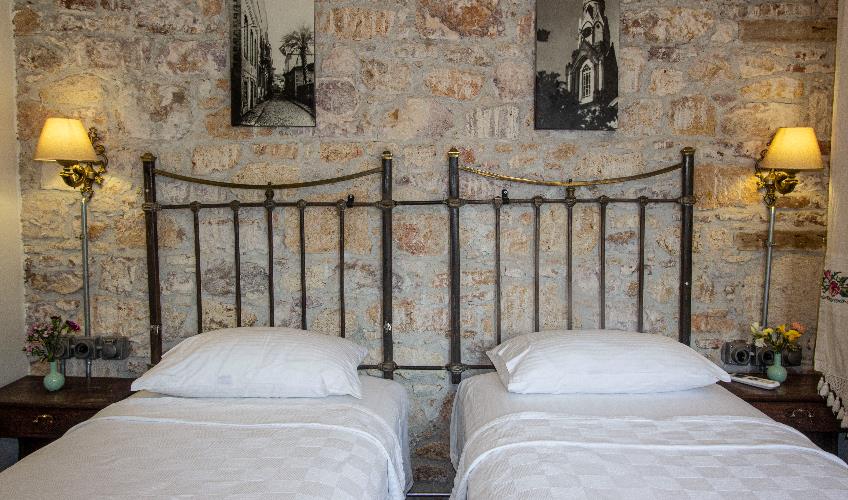 En fazla 2 yetişkin.