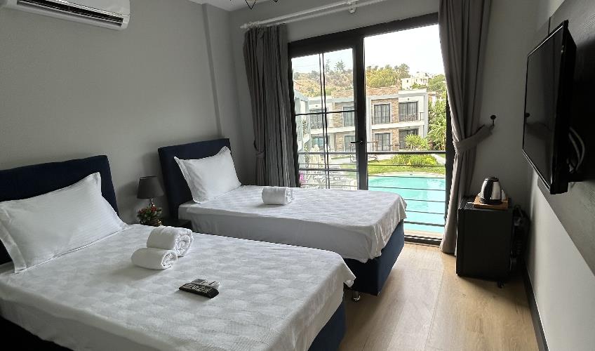 En fazla 2 yetişkin + 1 bebek (0-2 yaş).