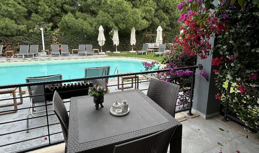 En fazla 2 yetişkin + 1 bebek (0-2 yaş).