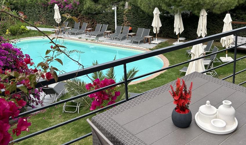 En fazla 2 yetişkin + 1 bebek (0-2 yaş).