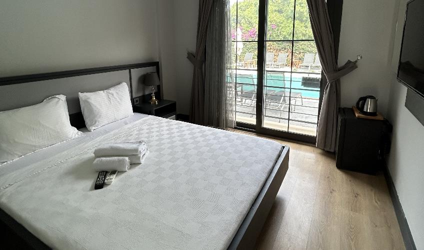 En fazla 2 yetişkin + 1 bebek (0-2 yaş).