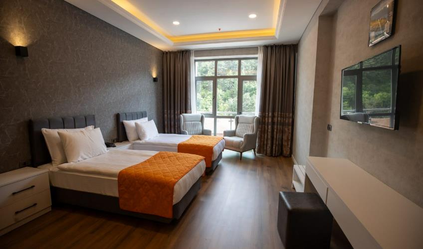 En fazla 3 yetişkin + 1 bebek (0-2 yaş).