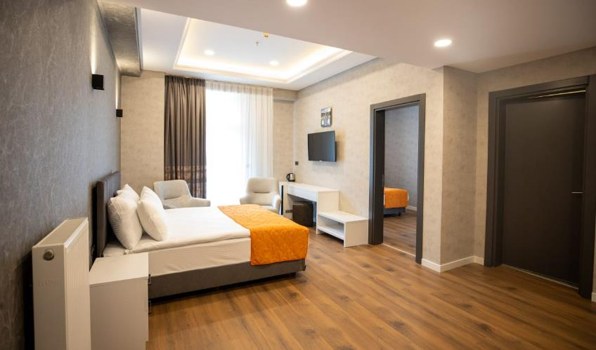 En fazla 4 yetişkin + 1 bebek (0-2 yaş).