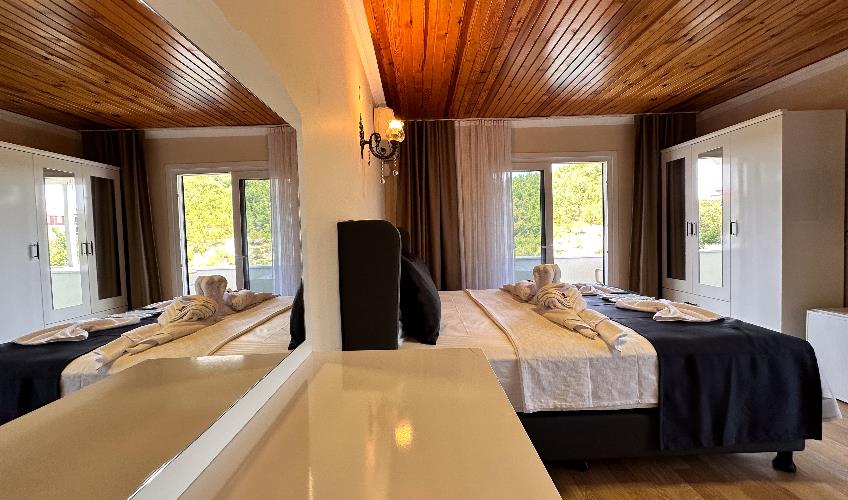 En fazla 3 yetişkin.