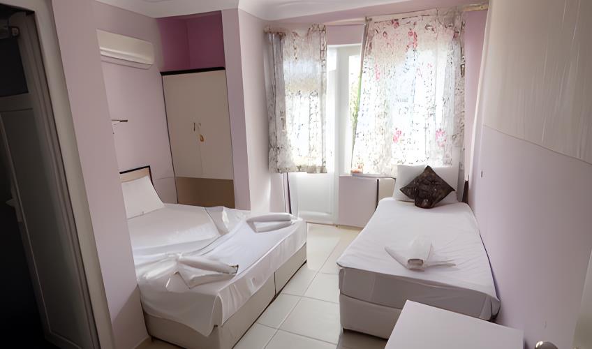 En fazla 2 yetişkin + 1 çocuk + 1 bebek (0-2 yaş) veya 1 yetişkin + 1 çocuk + 1 bebek (0-2 yaş).