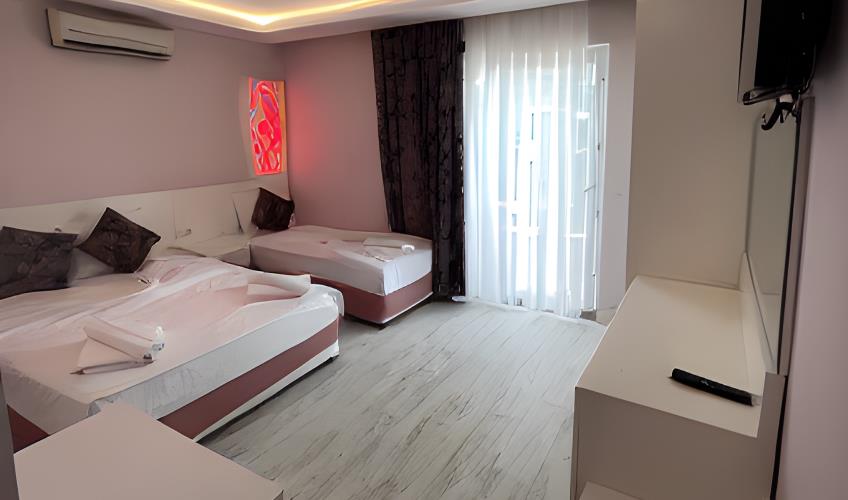 En fazla 2 yetişkin + 1 çocuk + 1 bebek (0-2 yaş) veya 1 yetişkin + 1 çocuk + 1 bebek (0-2 yaş).