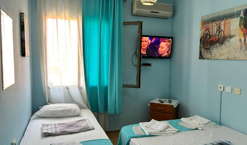 En fazla 3 yetişkin + 1 bebek (0-2 yaş).