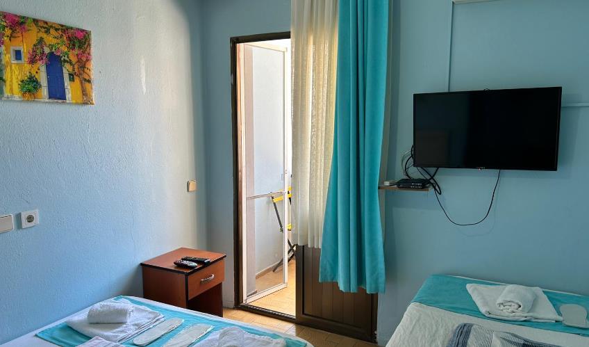 En fazla 2 yetişkin + 1 bebek (0-2 yaş).