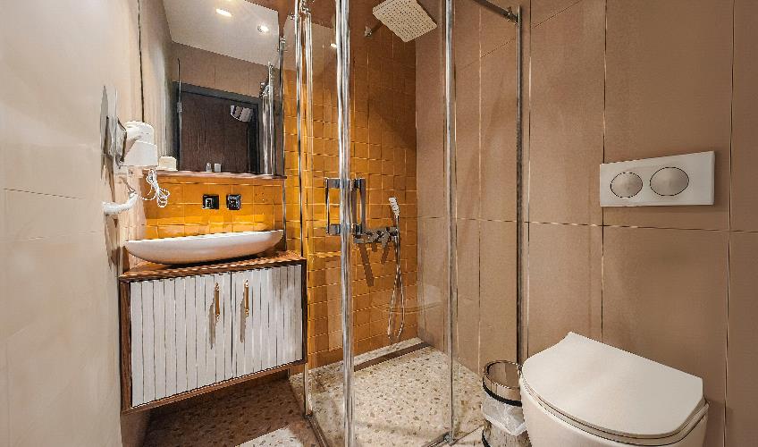 En az 2 yetişkin, En fazla 2 yetişkin.