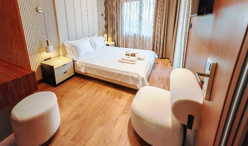 En az 2 yetişkin, En fazla 2 yetişkin.