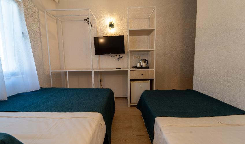 En fazla 3 yetişkin.