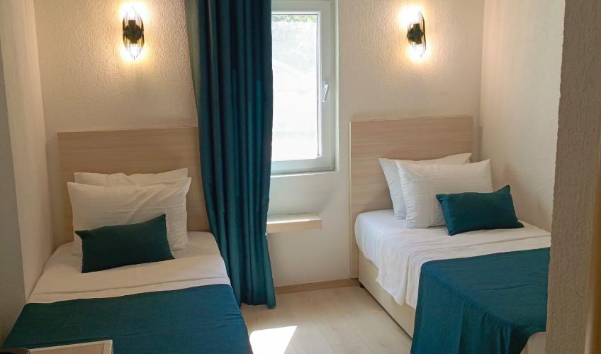 En fazla 2 yetişkin.