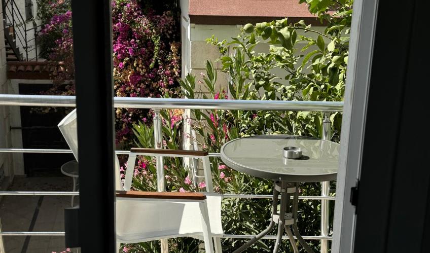 En az 2 yetişkin, En fazla 3 yetişkin.