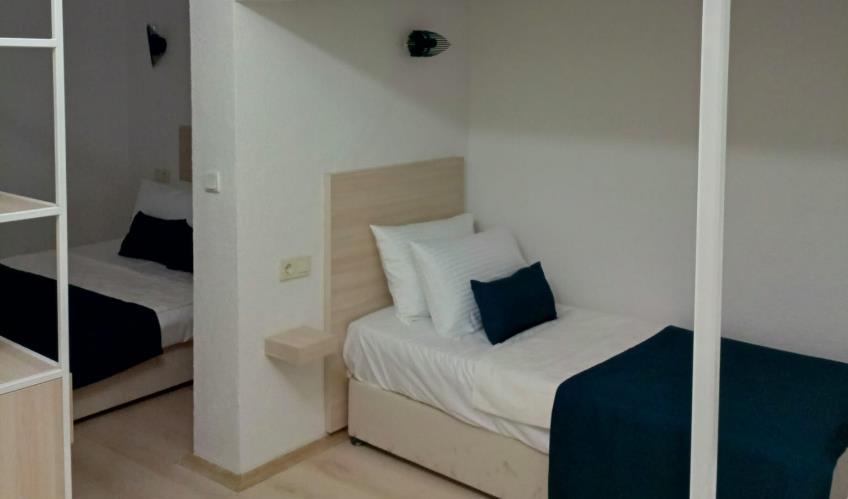 En fazla 3 yetişkin.