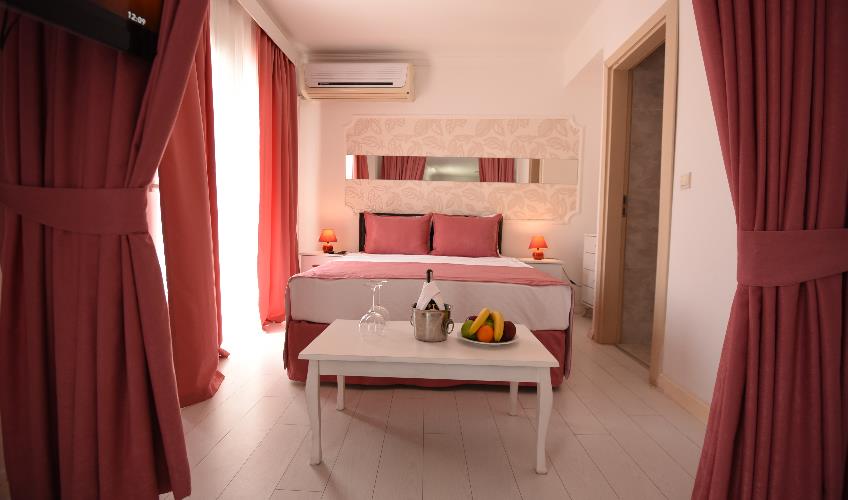 En az 2 yetişkin, En fazla 3 yetişkin.