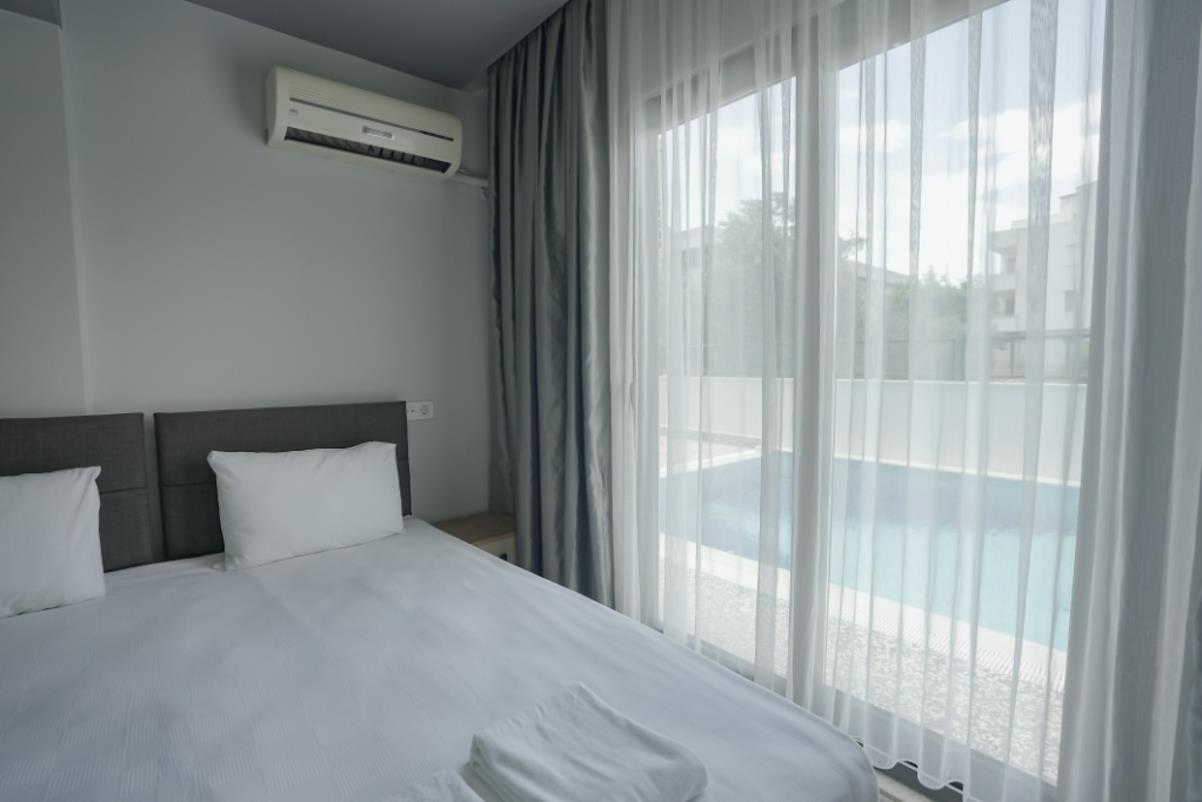 En fazla 3 yetişkin.