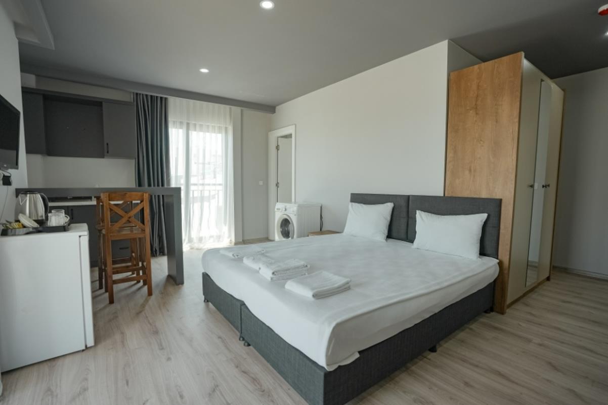 En fazla 3 yetişkin.