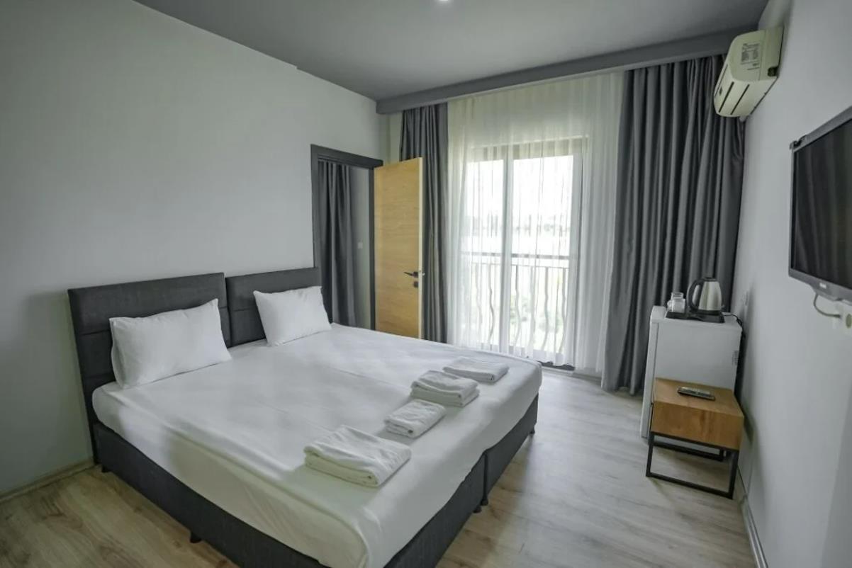 En fazla 4 yetişkin.