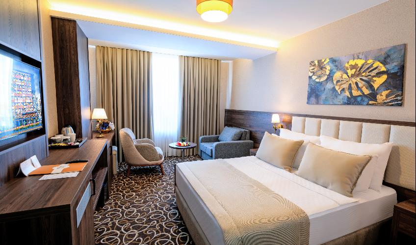 En fazla 2 yetişkin + 1 çocuk + 1 bebek (0-2 yaş) veya 1 yetişkin + 1 çocuk + 1 bebek (0-2 yaş).