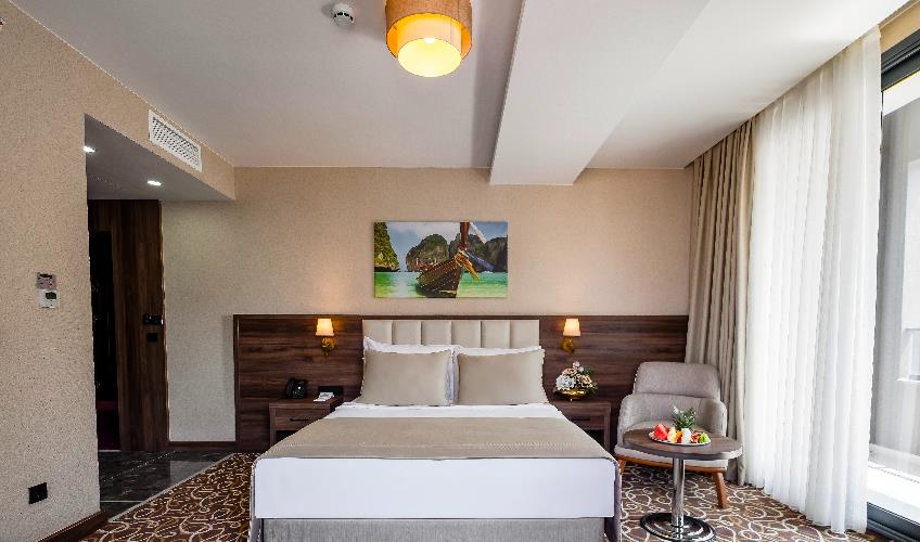 En fazla 3 yetişkin + 1 bebek (0-2 yaş).