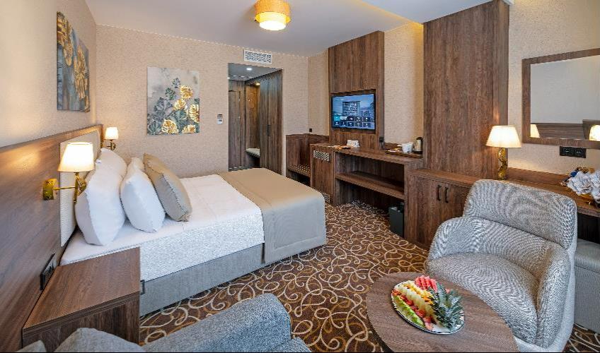 En fazla 2 yetişkin + 1 çocuk + 1 bebek (0-2 yaş) veya 1 yetişkin + 1 çocuk + 1 bebek (0-2 yaş).