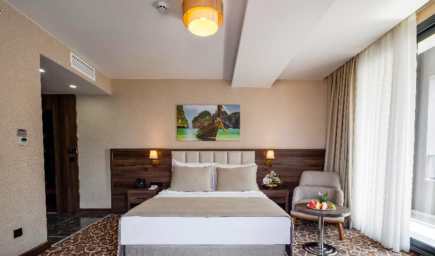 En fazla 3 yetişkin + 1 bebek (0-2 yaş).