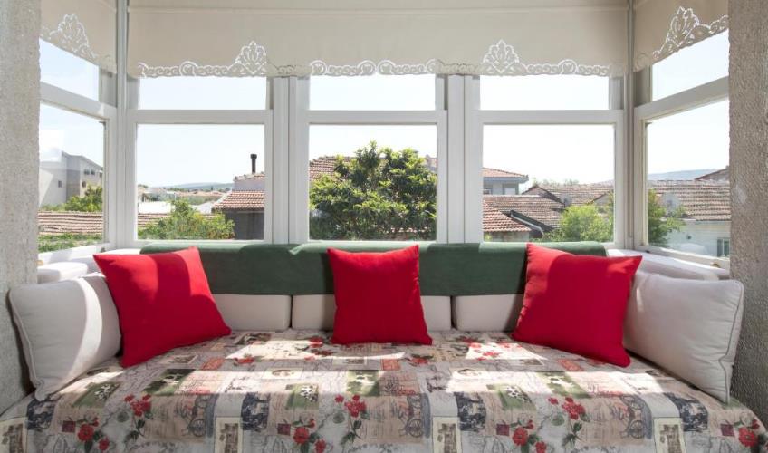 En fazla 3 yetişkin.