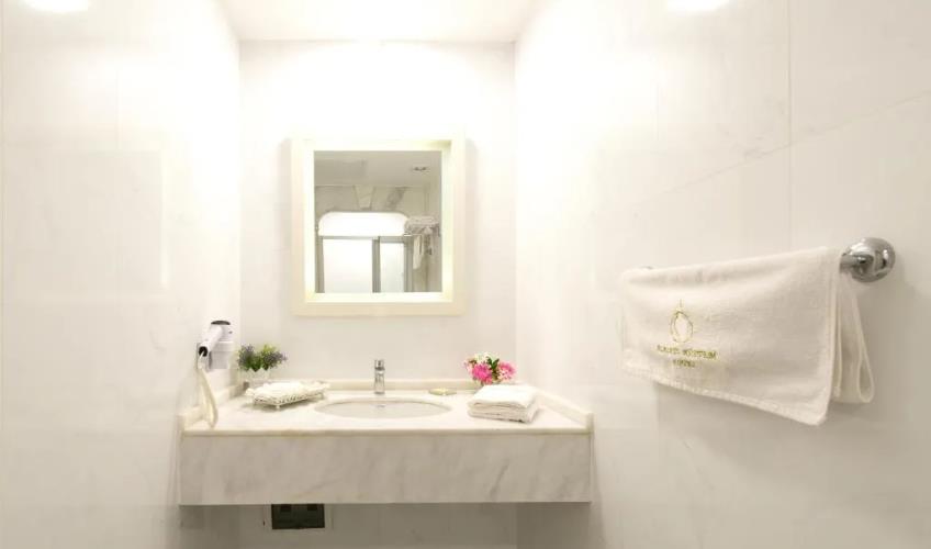 En fazla 3 yetişkin.