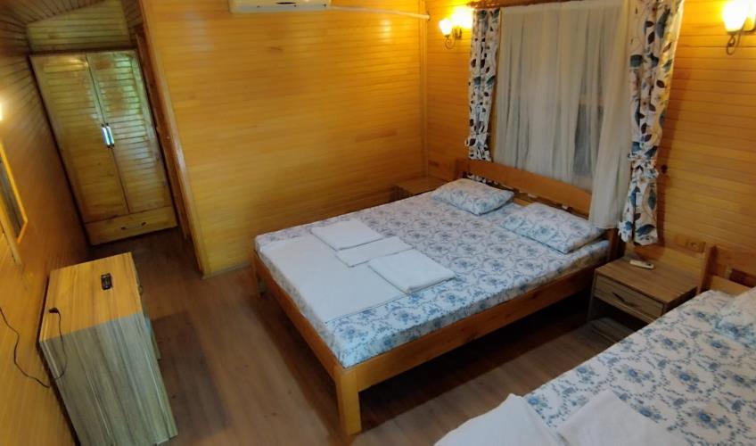 En fazla 3 yetişkin.