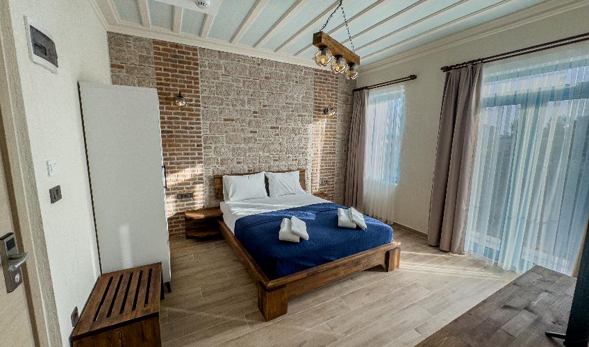 En fazla 2 yetişkin + 1 bebek (0-2 yaş).