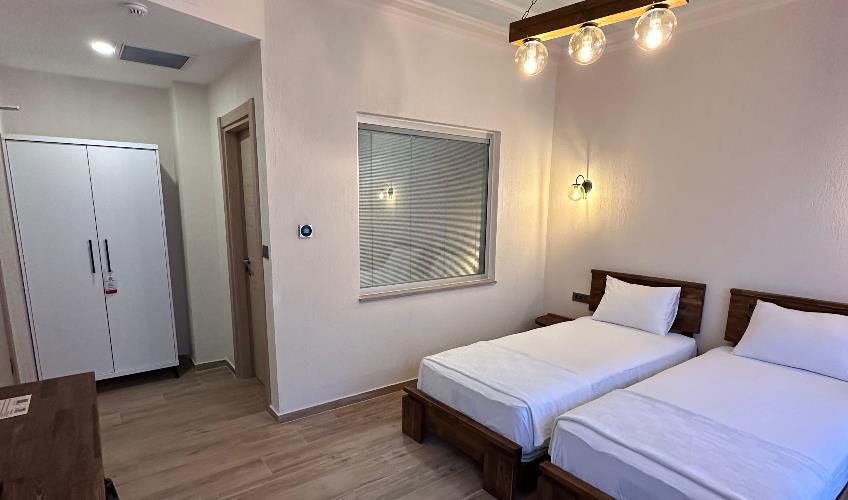 En fazla 2 yetişkin + 1 bebek (0-2 yaş).