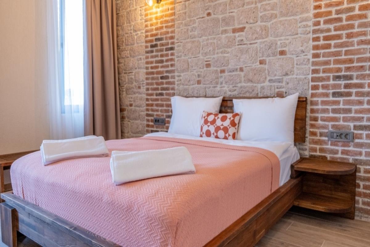 En fazla 3 yetişkin + 1 bebek (0-2 yaş) veya 2 yetişkin + 1 çocuk + 1 bebek (0-2 yaş).