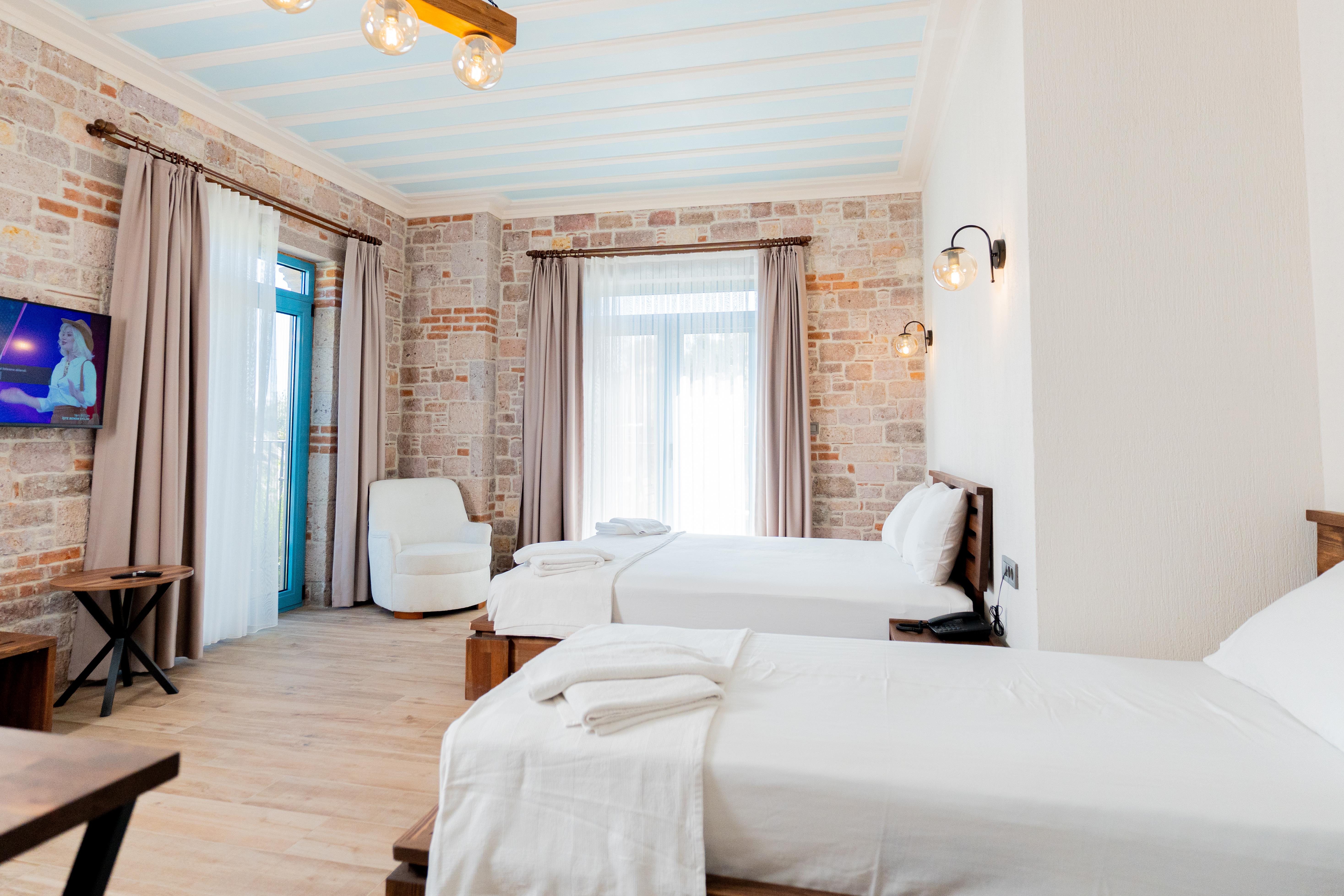 En fazla 4 yetişkin + 1 bebek (0-2 yaş) veya 3 yetişkin + 1 çocuk + 1 bebek (0-2 yaş).