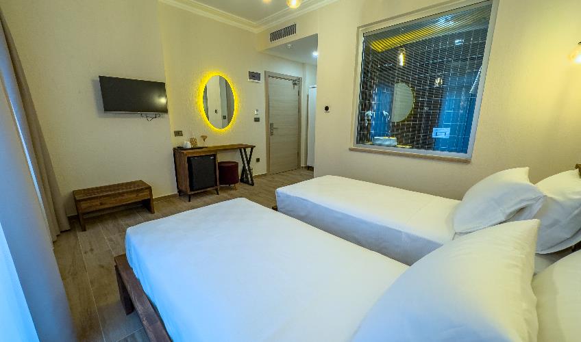 En fazla 3 yetişkin + 1 bebek (0-2 yaş).