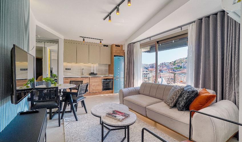 En fazla 3 yetişkin.