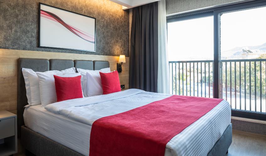 En fazla 2 yetişkin + 1 çocuk + 1 bebek (0-2 yaş) veya 1 yetişkin + 1 çocuk + 1 bebek (0-2 yaş).