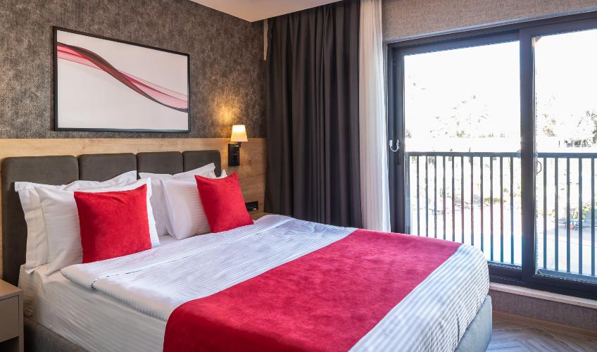 En fazla 2 yetişkin + 1 çocuk + 1 bebek (0-2 yaş) veya 1 yetişkin + 1 çocuk + 1 bebek (0-2 yaş).