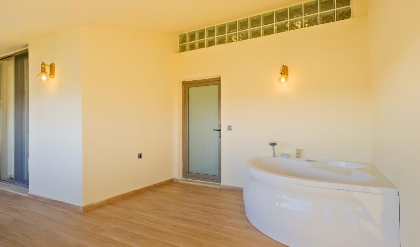 En fazla 4 yetişkin.