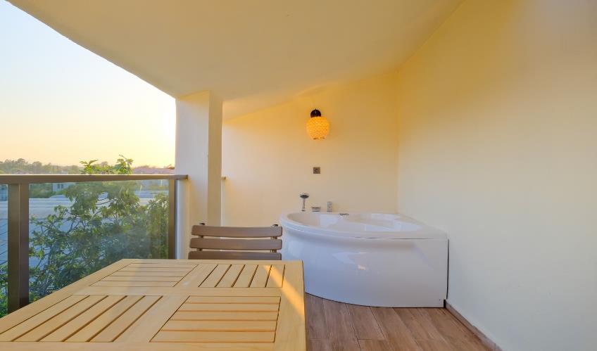 En fazla 3 yetişkin.