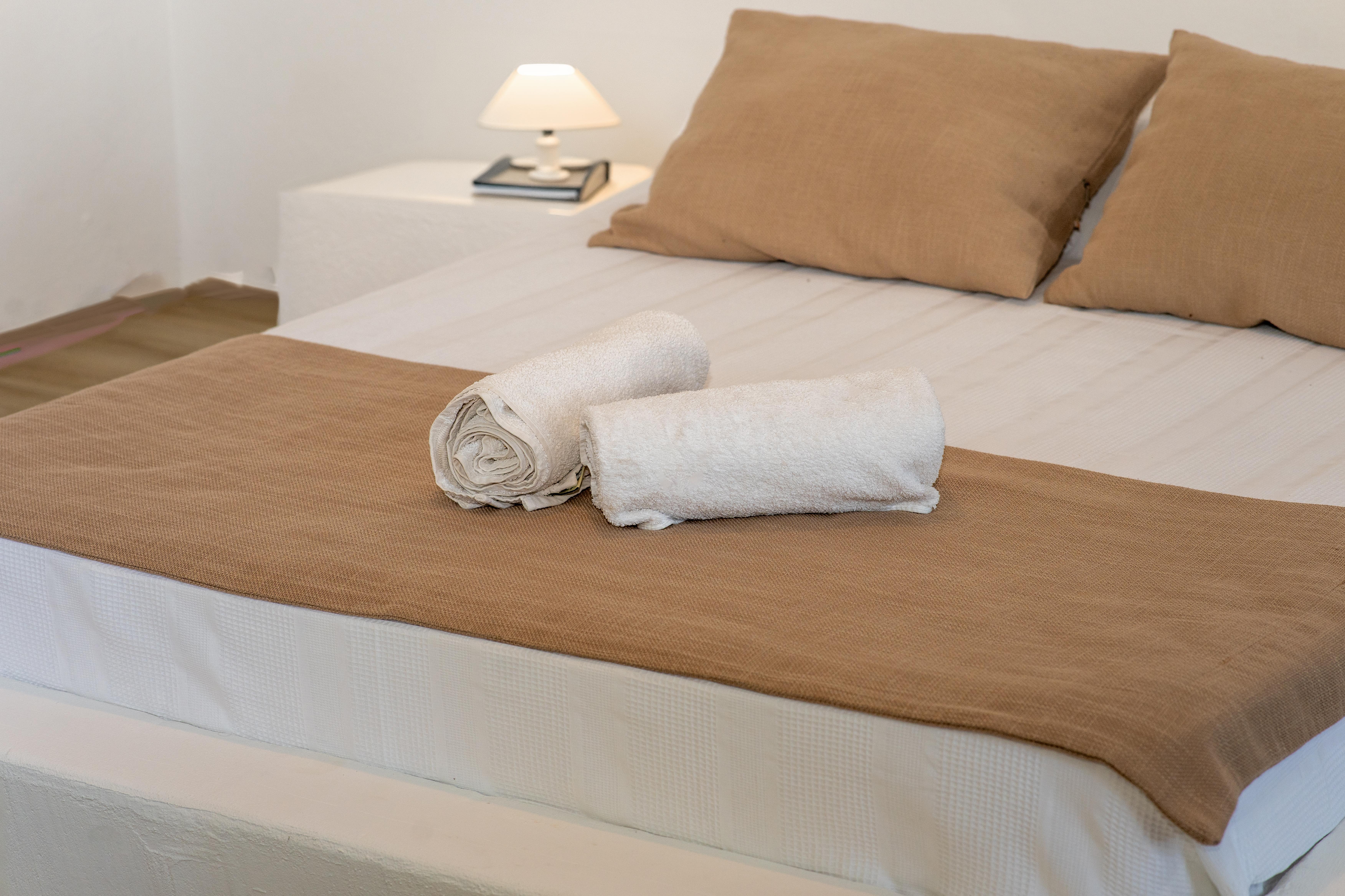 En fazla 2 yetişkin + 1 bebek (0-2 yaş).