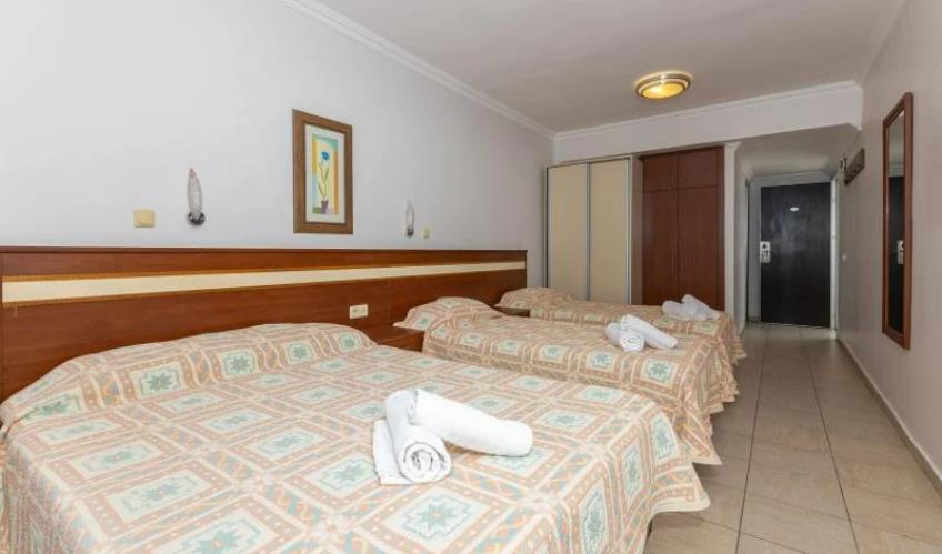 En fazla 3 yetişkin veya 2 yetişkin + 1 çocuk.