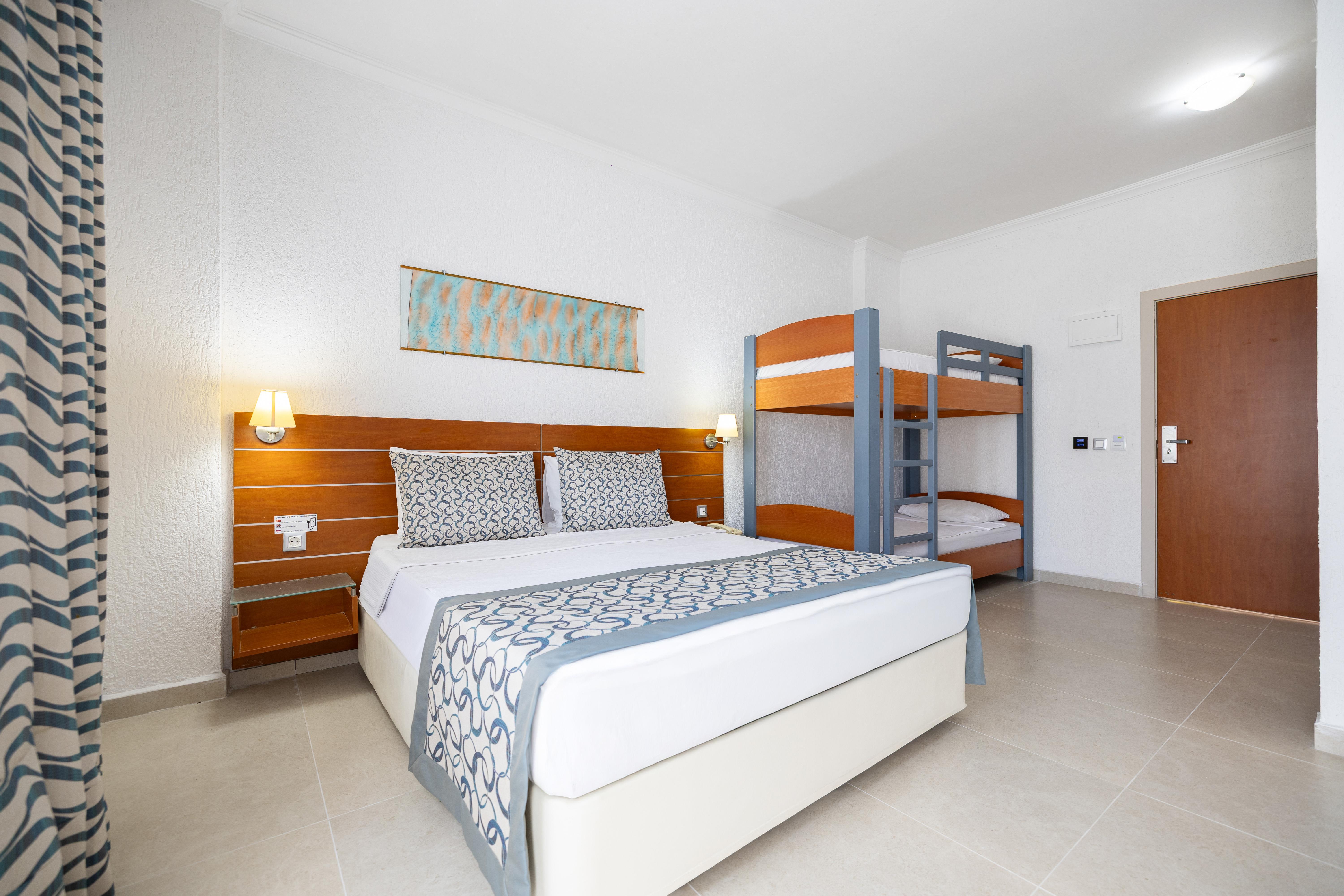 En az 2 yetişkin, En fazla 3 yetişkin + 1 çocuk veya 2 yetişkin + 2 çocuk.