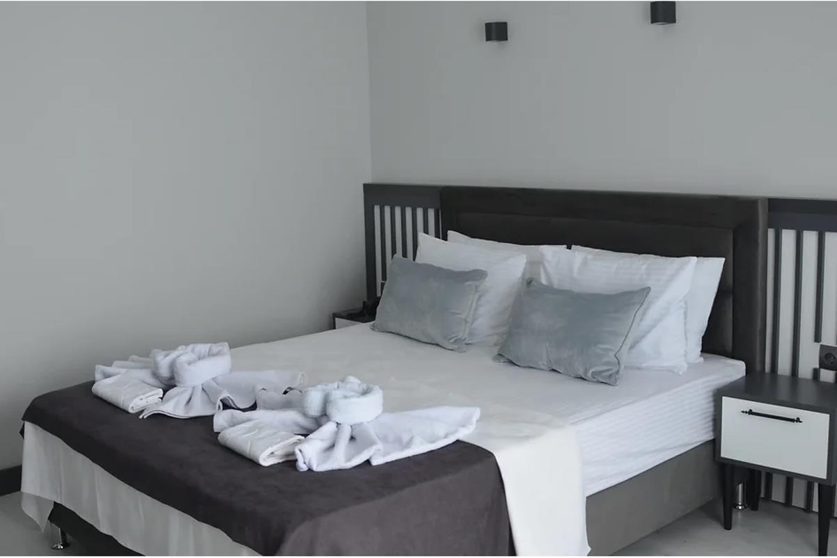 En az 2 yetişkin, En fazla 2 yetişkin.