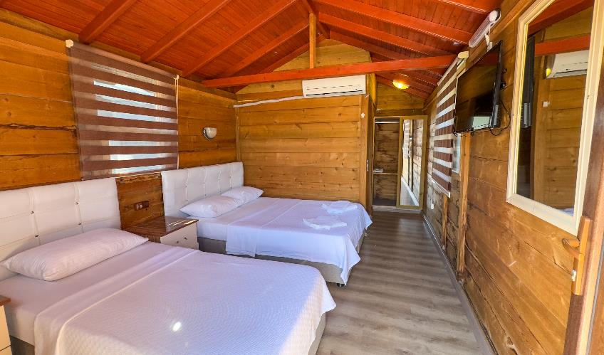 En fazla 3 yetişkin.