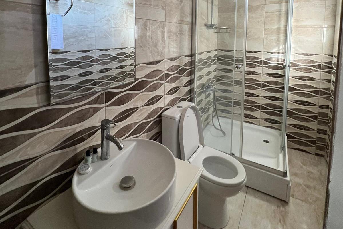 En fazla 3 yetişkin veya 2 yetişkin + 1 çocuk.